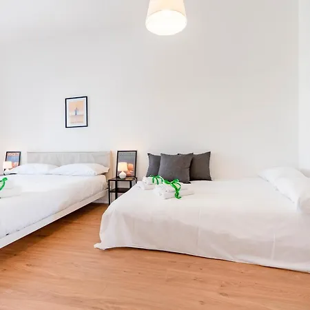 Guesthost - & Elegant Loft - With Balcony Бари