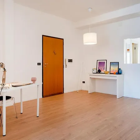 Guesthost - & Elegant Loft - With Balcony Апартаменты *