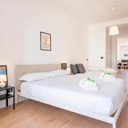 Guesthost - & Elegant Loft - With Balcony Бари