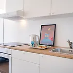 Guesthost - & Elegant Loft - With Balcony Apartman