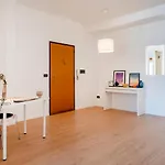 Guesthost - & Elegant Loft - With Balcony Apartman *