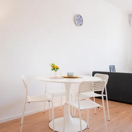 公寓 Guesthost - & Elegant Loft - With Balcony 巴里