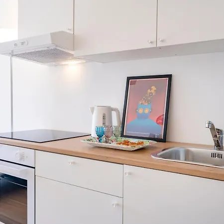 Guesthost - & Elegant Loft - With Balcony Apartment