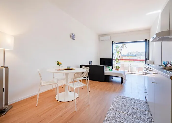 Guesthost - & Elegant Loft - With Balcony Bari