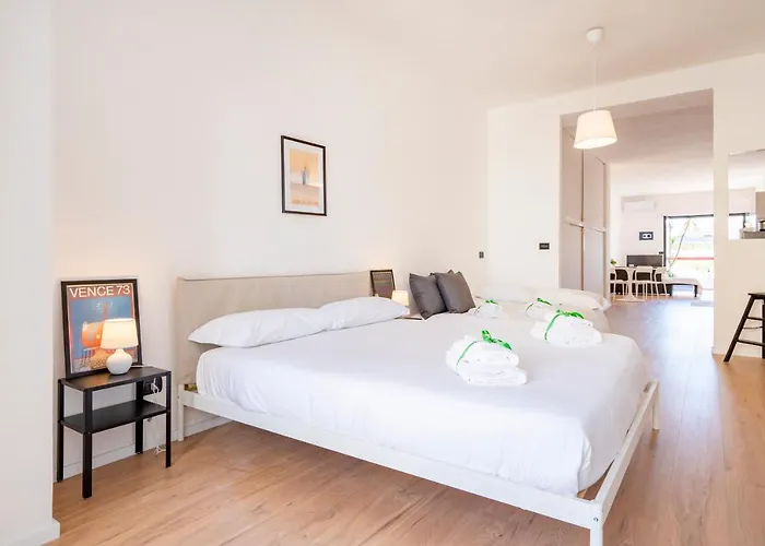 Guesthost - & Elegant Loft - With Balcony バーリ